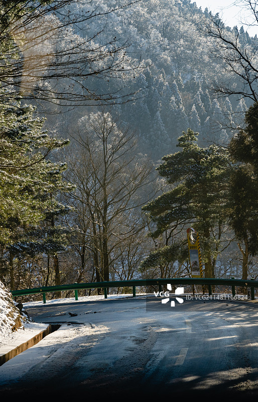 大雪后的庐山盘山公路图片素材