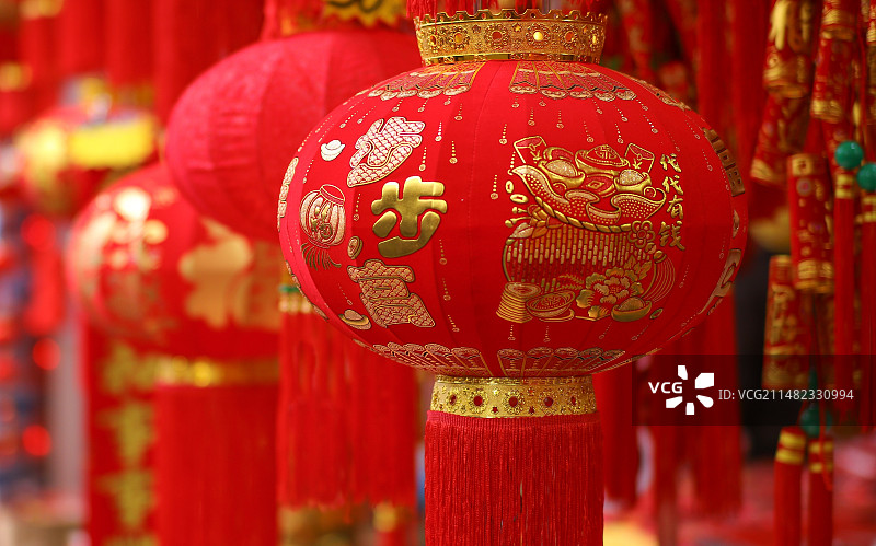南宁上海路年货市场悬挂的红灯笼图片素材