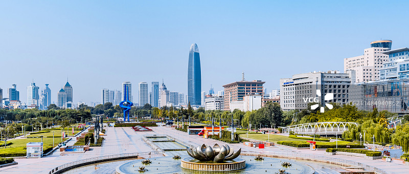 中国山东济南泉城广场泉标雕塑和绿地中心高视角风光图片素材
