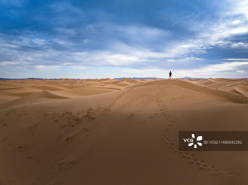 站在沙漠中的渺小的一个人物背影图片素材