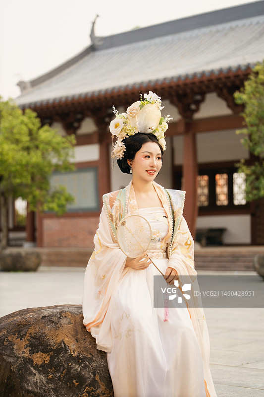 擎雷书院里一个穿着宋朝古装汉服的年轻女子图片素材