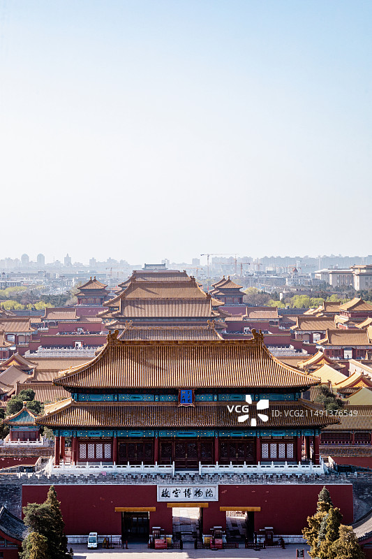 北京景山公园看春天清晨晴空蓝天下的北京故宫博物院北京中轴线北京城市景观航拍视角高视角全景特写镜头图片素材