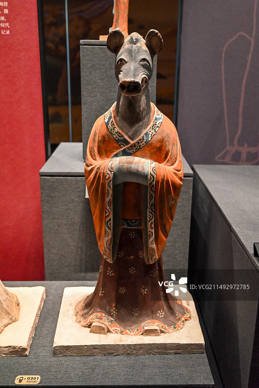 新疆博物馆 唐代猪首人身俑 阿斯塔纳墓葬出土图片素材