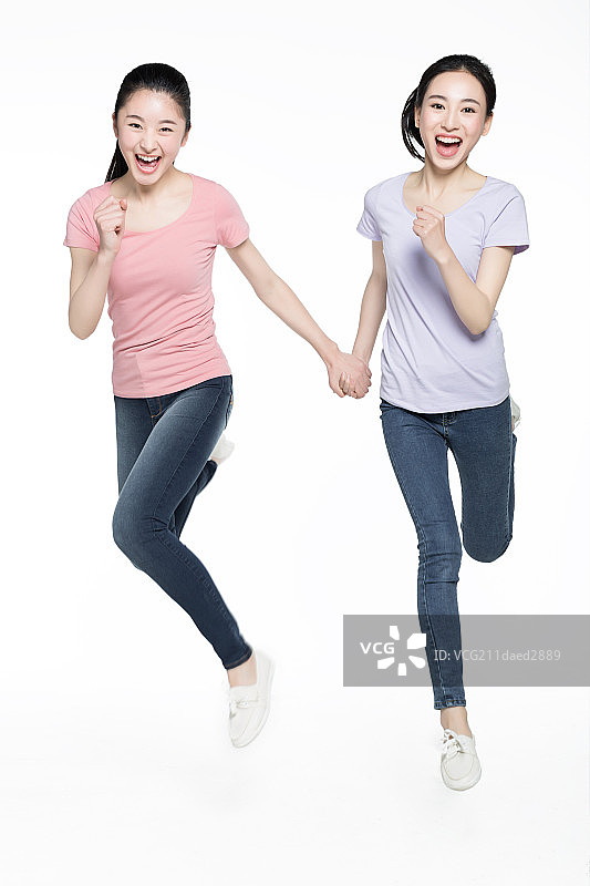 两少女牵手奔跑图片素材