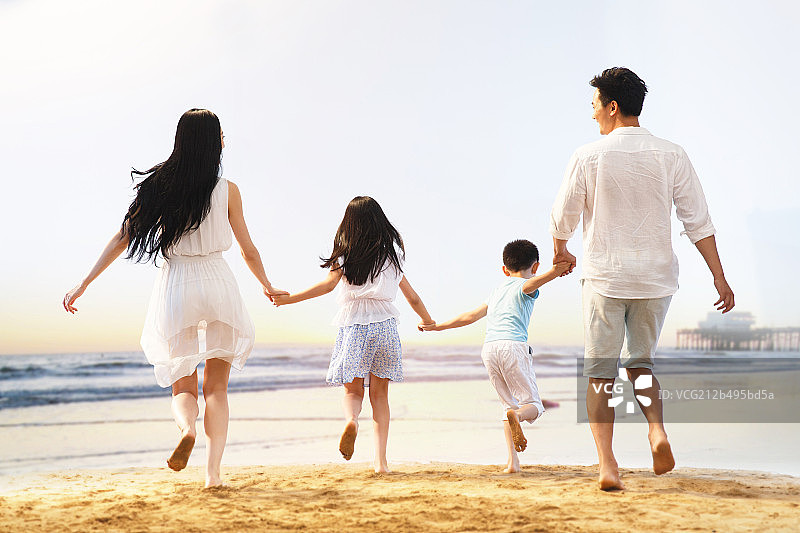 快乐家庭在海边奔跑图片素材