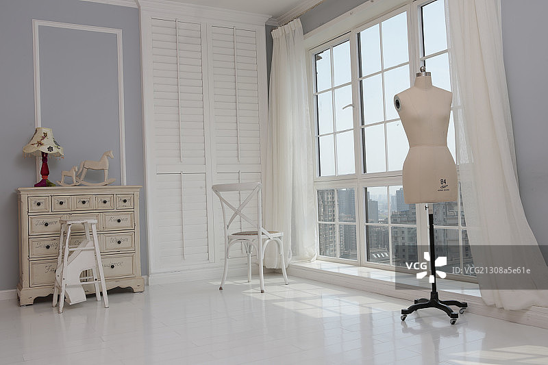 装饰明亮的白色欧式起居室图片素材