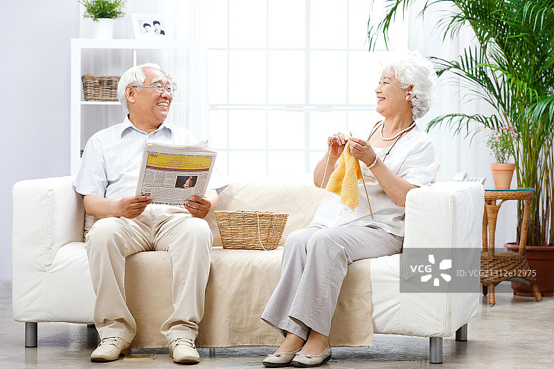 幸福的老年夫妇织毛衣图片素材