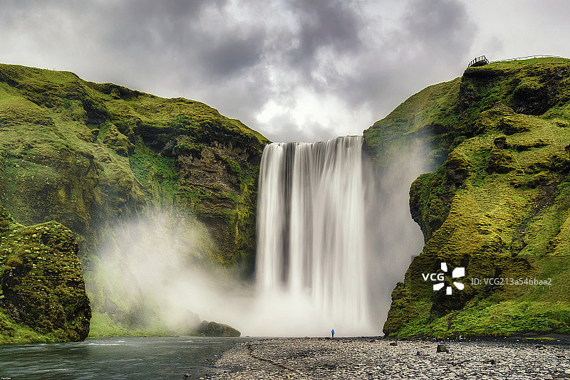 壮丽的冰岛Skógafoss瀑布图片素材