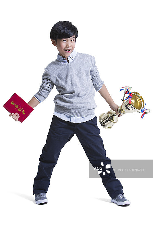小男孩与奖杯证书图片素材