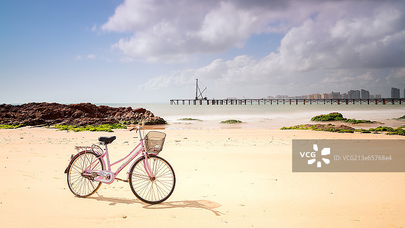 海南博鳌亚洲湾栈道礁石自行车图片素材