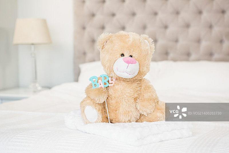泰迪熊和婴儿在床上图片素材