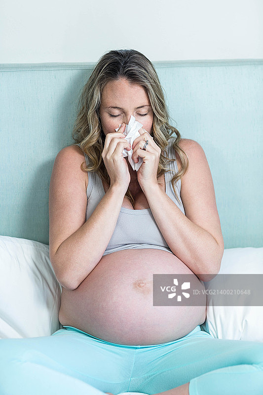 孕妇在擤鼻涕图片素材