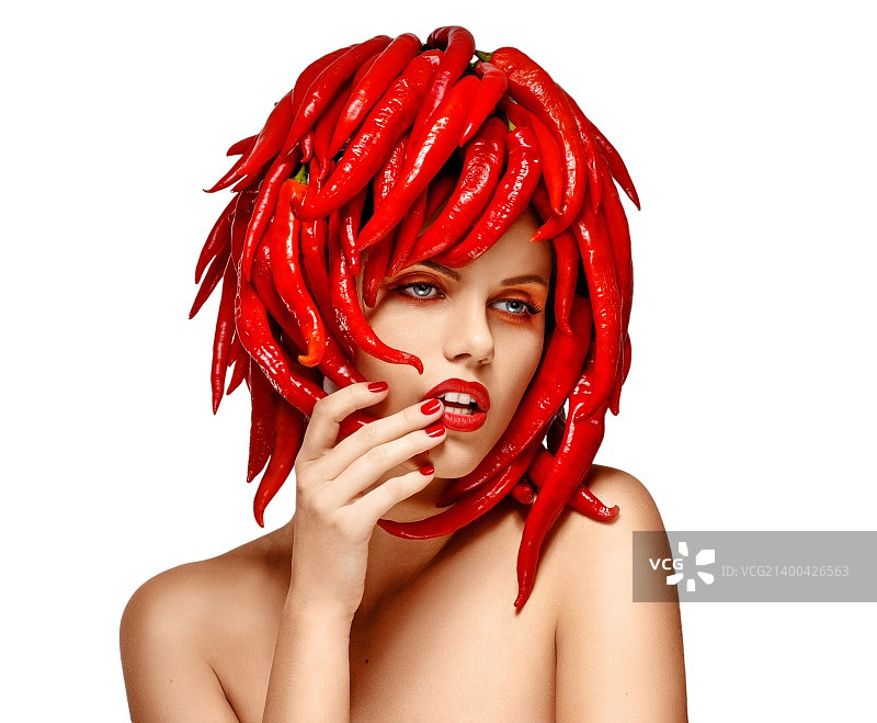 秋天风格的女人与红辣椒作为头饰。艺术图片素材