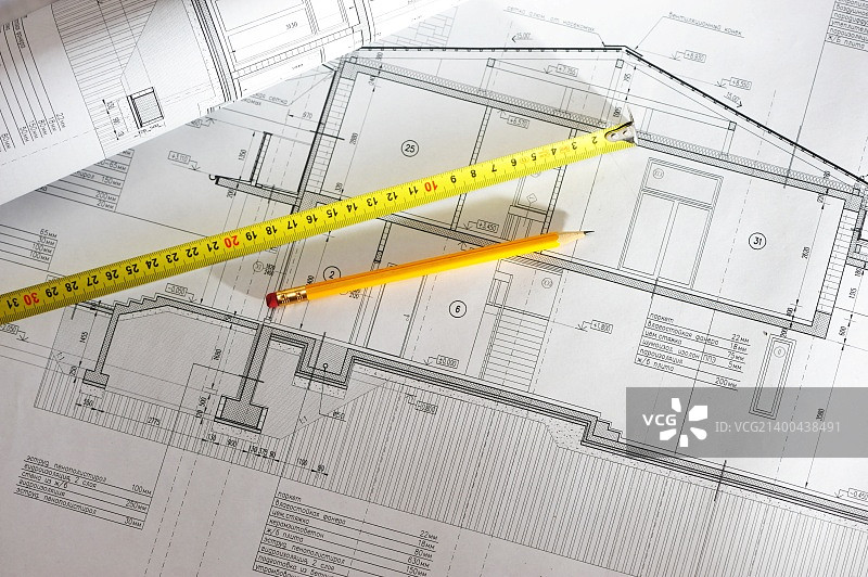 用铅笔和卷尺测量房子的设计图图片素材