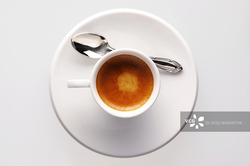 一杯咖啡放在茶托上图片素材
