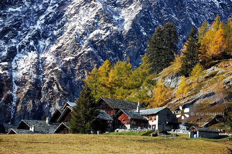 山村在秋季;西阿尔卑斯山脉,意大利图片素材