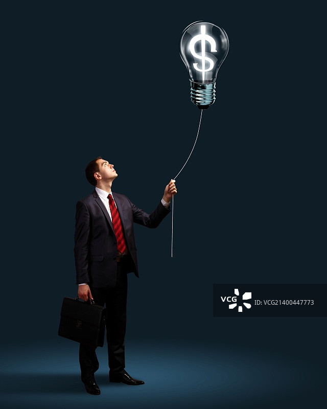 灯泡和商人作为商业中创造力的象征图片素材