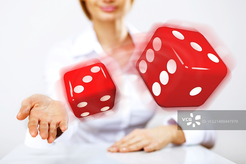 掷骰子的形象象征着风险和运气图片素材