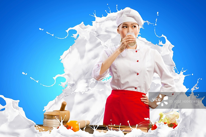 亚洲女厨师对牛奶溅在红色围裙颜色背景喝牛奶图片素材
