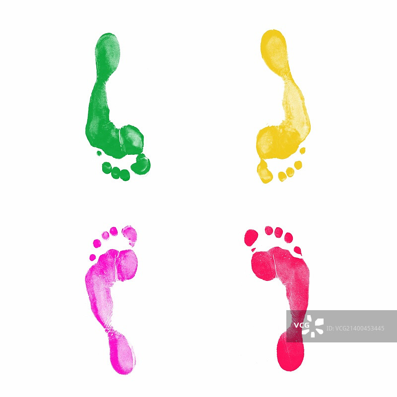 白色背景上五颜六色的人类脚印图片素材