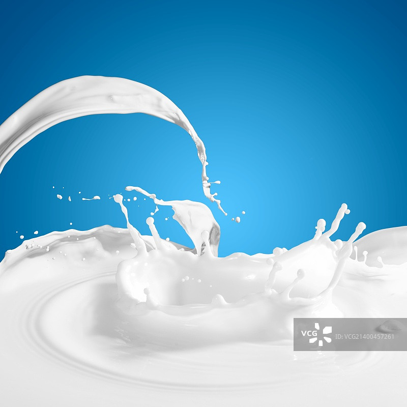 将白色牛奶泼在彩色背景上图片素材
