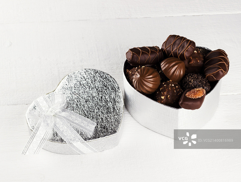 心形盒子里的巧克力，白色背景图片素材