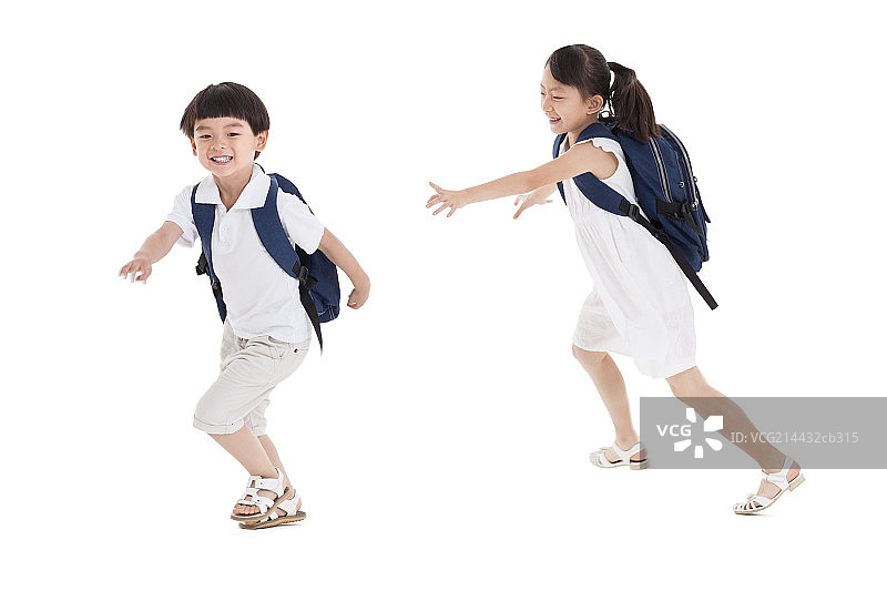 背着书包的小男孩和小女孩玩耍图片素材