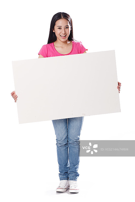 青春活力的年轻女孩高举白板图片素材
