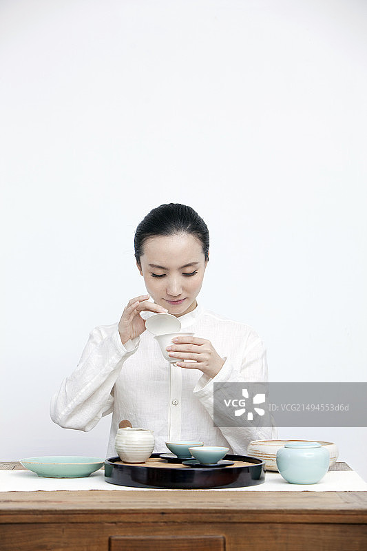 中国女性茶艺师做茶艺图片素材