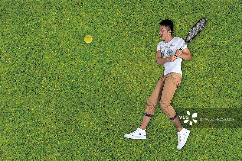 打网球的年轻男人图片素材