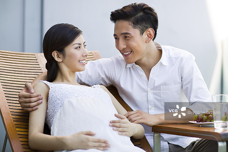 快乐的丈夫和怀孕的妻子图片素材