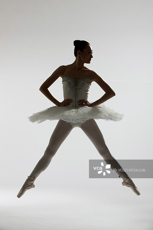 青年女人跳芭蕾舞图片素材