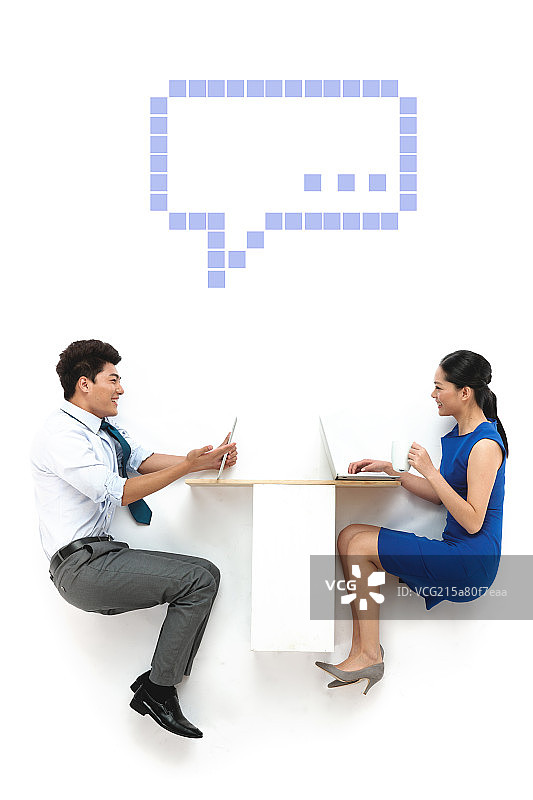 商务男人和女人使用电脑通讯图片素材