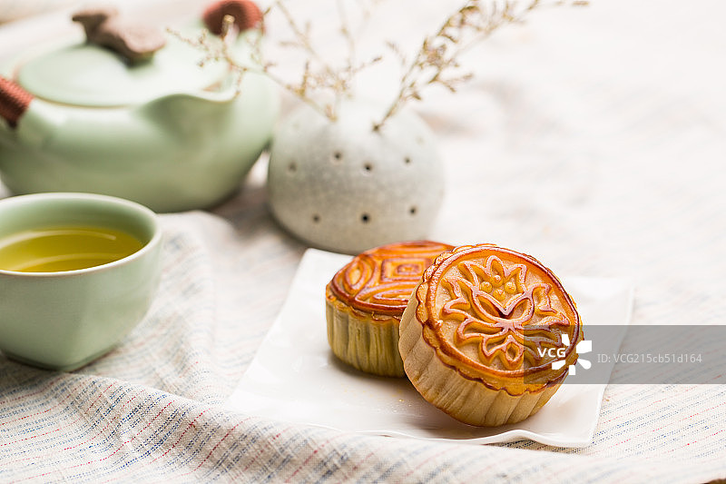中秋月饼和茶具图片素材