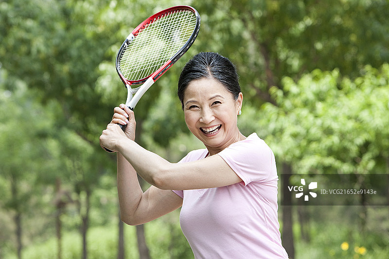 老年女子公园内打网球图片素材