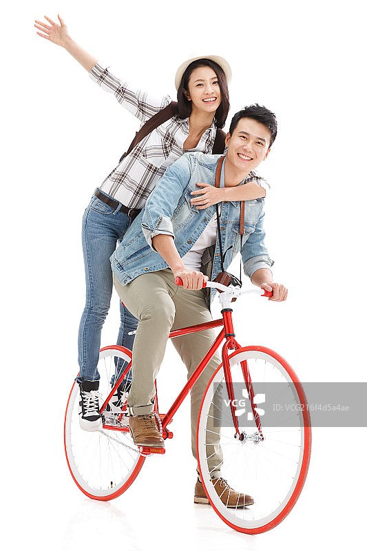 青年情侣骑自行车旅行图片素材
