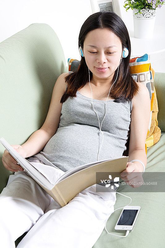 孕妇在看书图片素材
