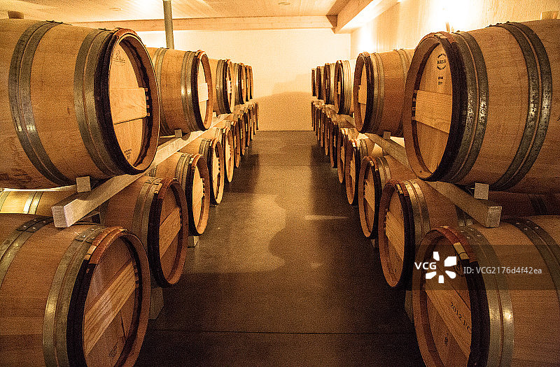 Barrels of wine in cellar, Bordeaux, France图片素材