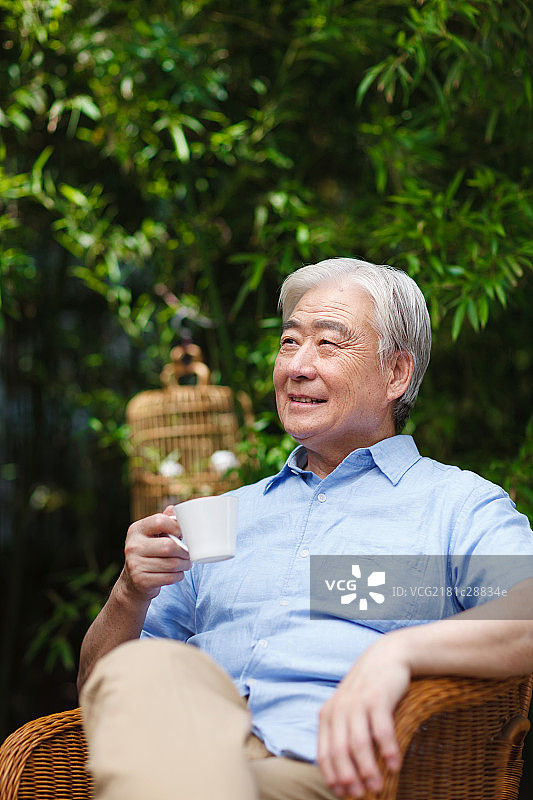休闲的老年人在后院喝茶图片素材
