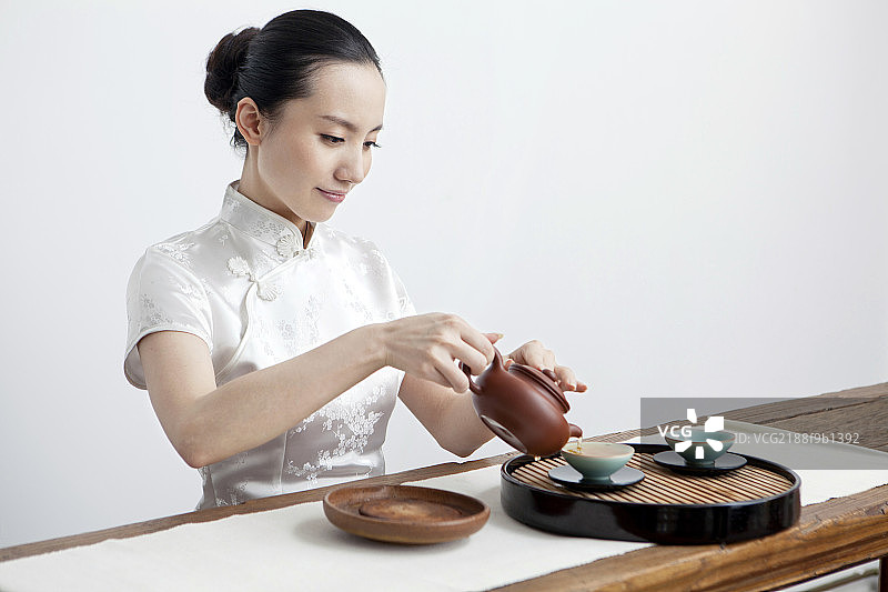 一个东方女性茶艺师做茶艺图片素材