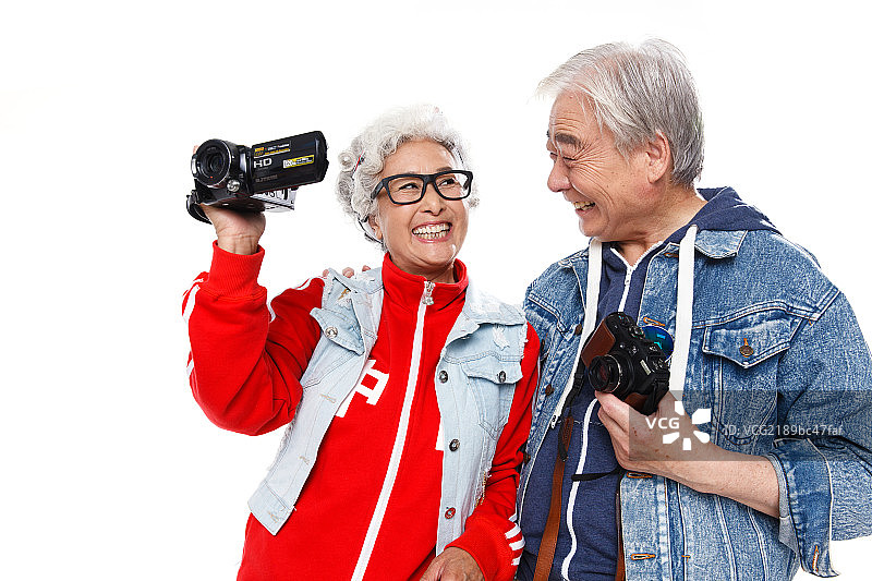时尚的老年人拿着相机拍照图片素材