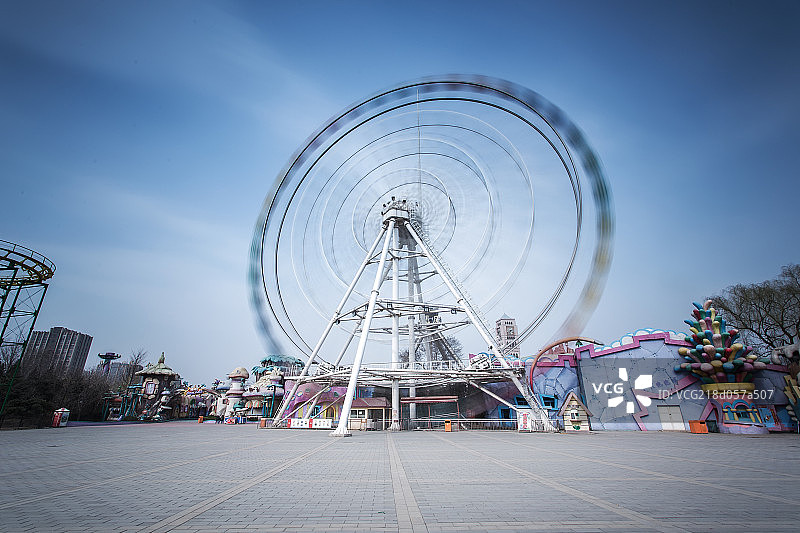 北京石景山游乐园旋转的摩天轮图片素材