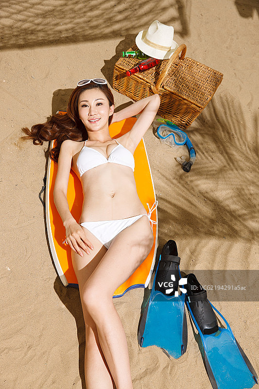 躺在沙滩上的青年女人图片素材