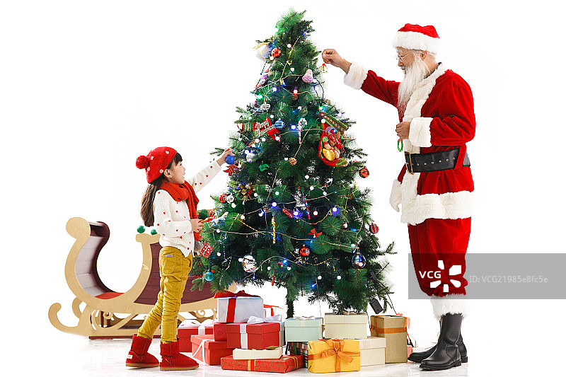 圣诞老人和小女孩在装饰圣诞树图片素材
