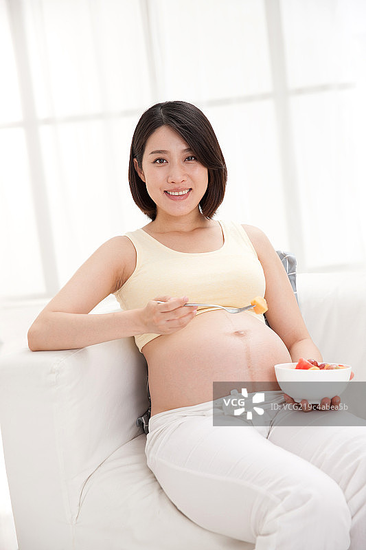 孕妇吃水果图片素材