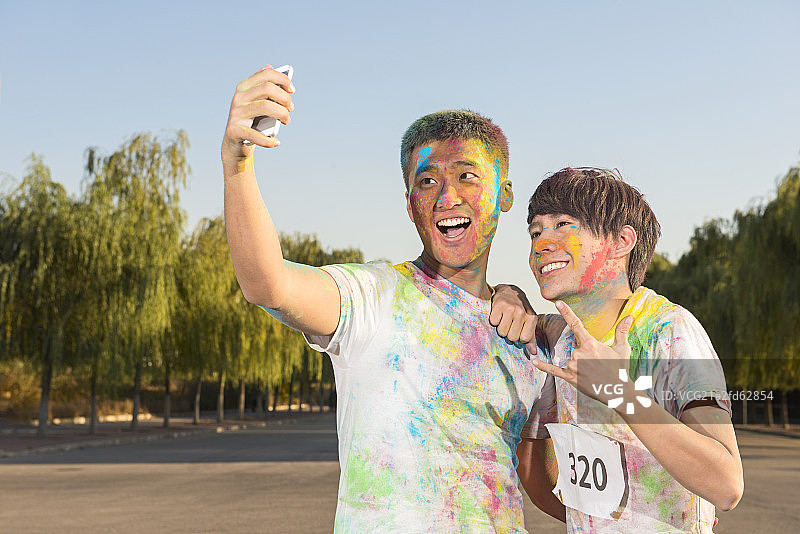 Friends taking selfie at The Color Run图片素材