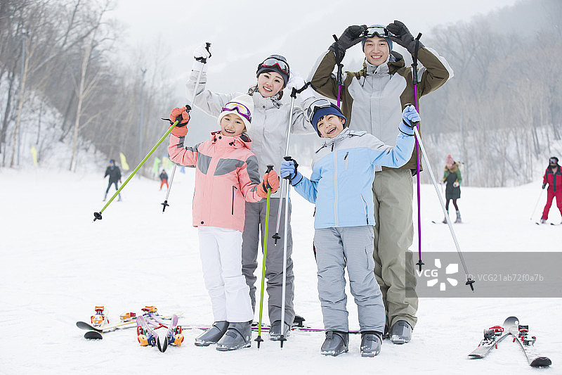 年轻家庭在滑雪场滑雪图片素材