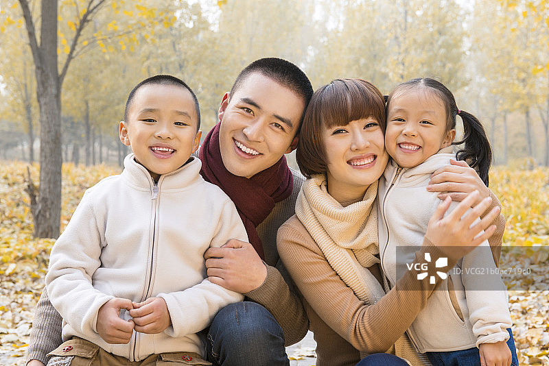 Family with two children at park图片素材