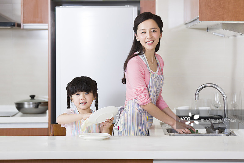 妈妈和女儿一起洗碗擦盘子图片素材