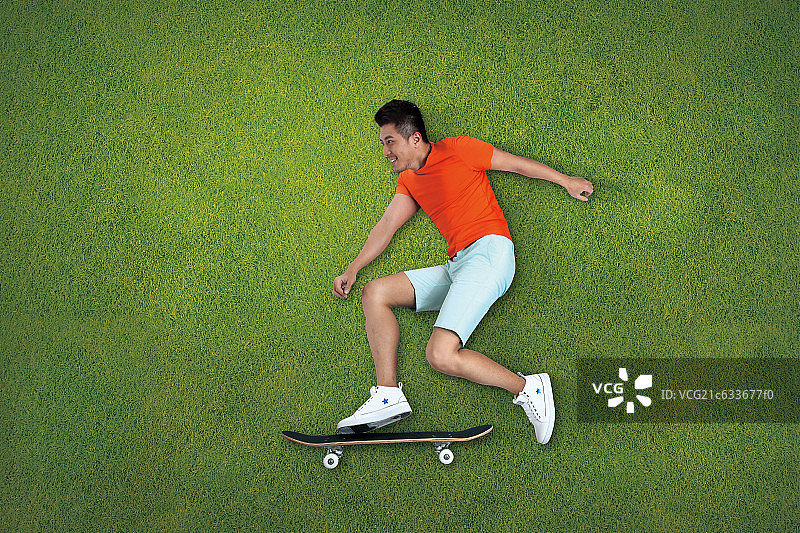 玩滑板的年轻男人图片素材